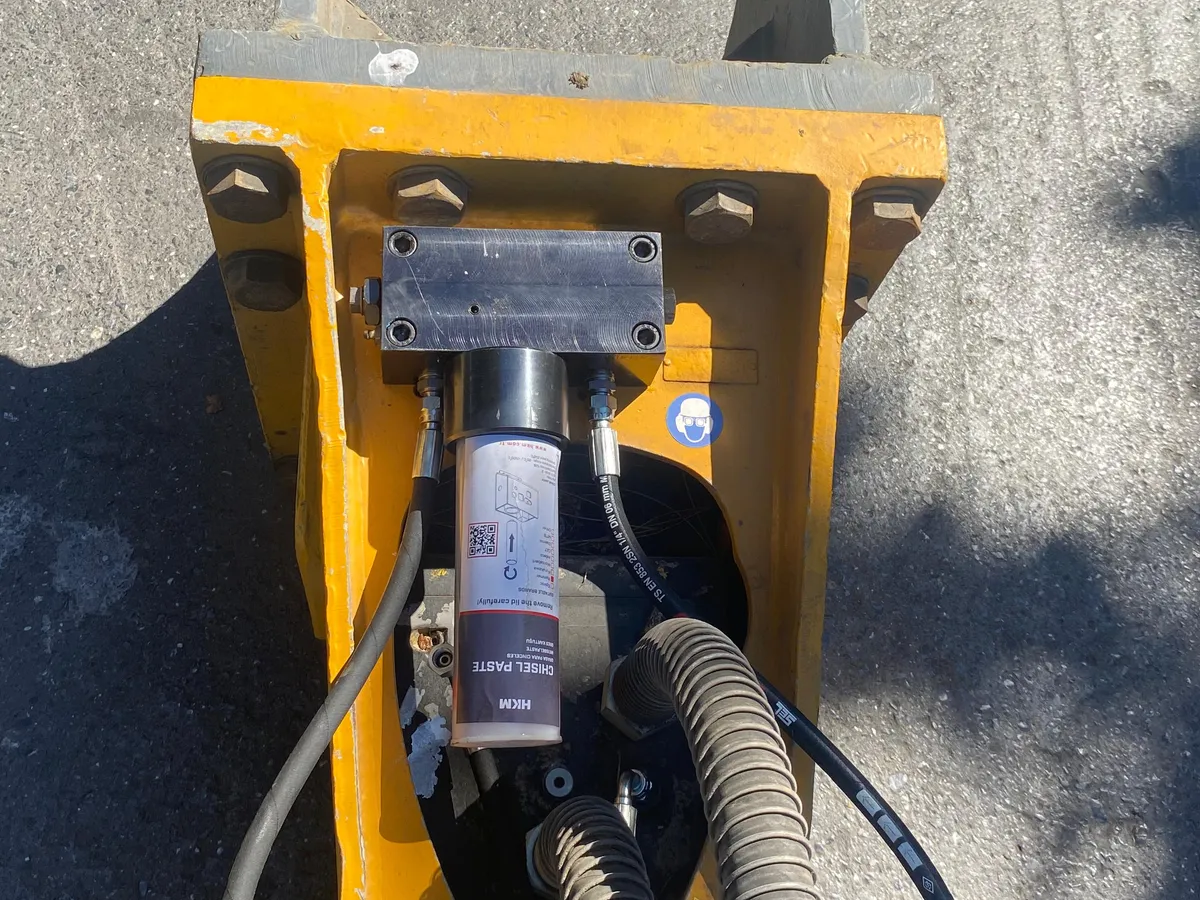 Farklı marka bir hidrolik kırıcıya monte edilmiş SolidLube otomatik yağlama istasyonu