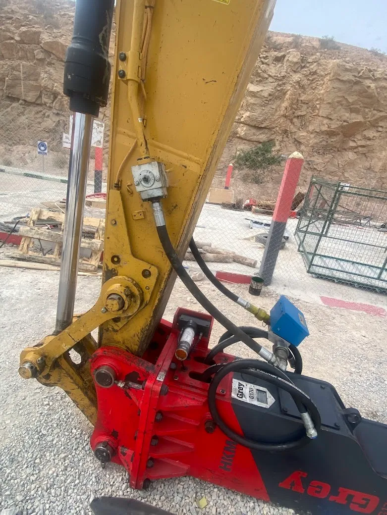 Hidrolik kırıcı üzerine monte SolidLube otomatik yağlama istasyonu