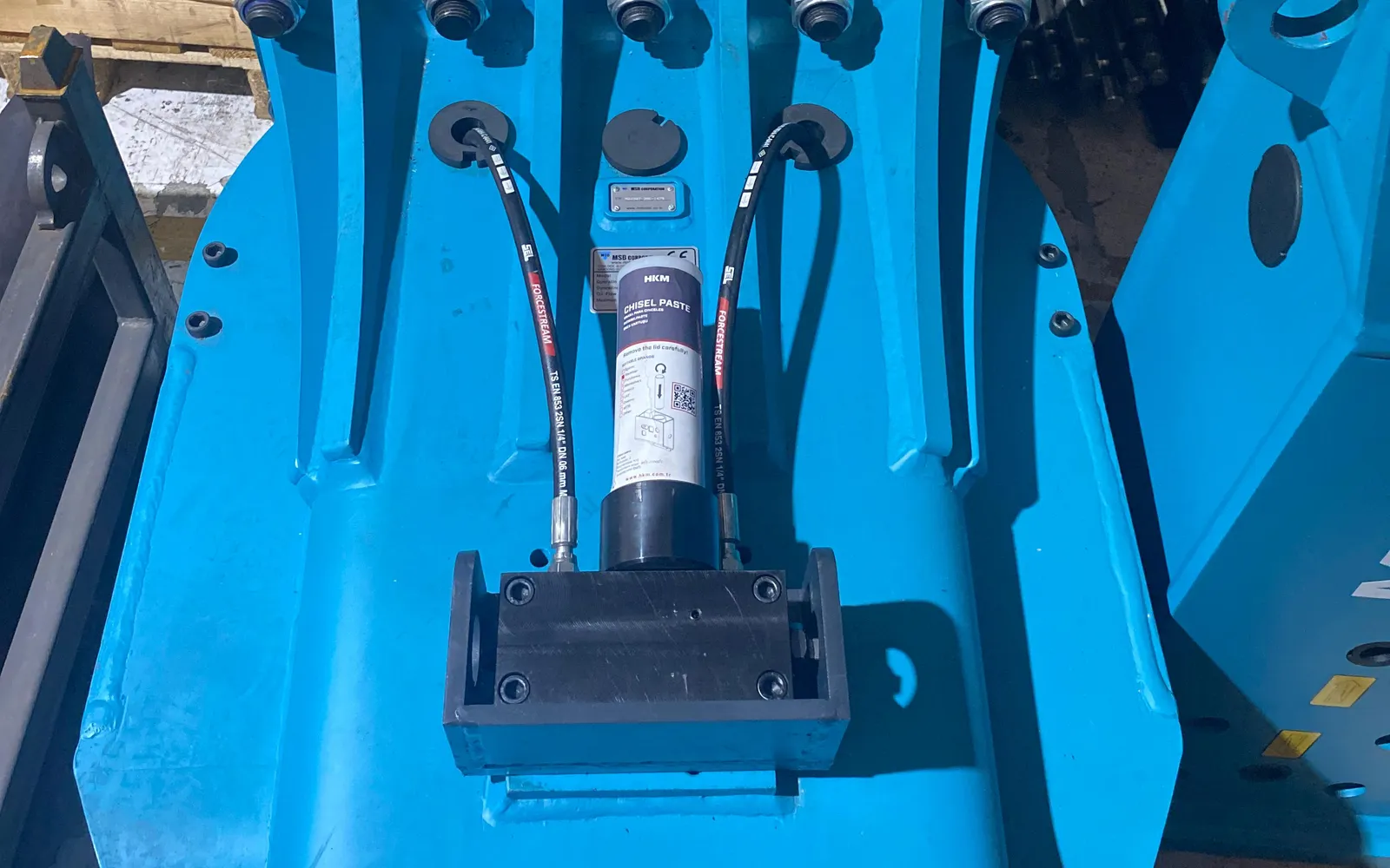 Farklı marka bir hidrolik kırıcıya monte edilmiş SolidLube otomatik yağlama istasyonu