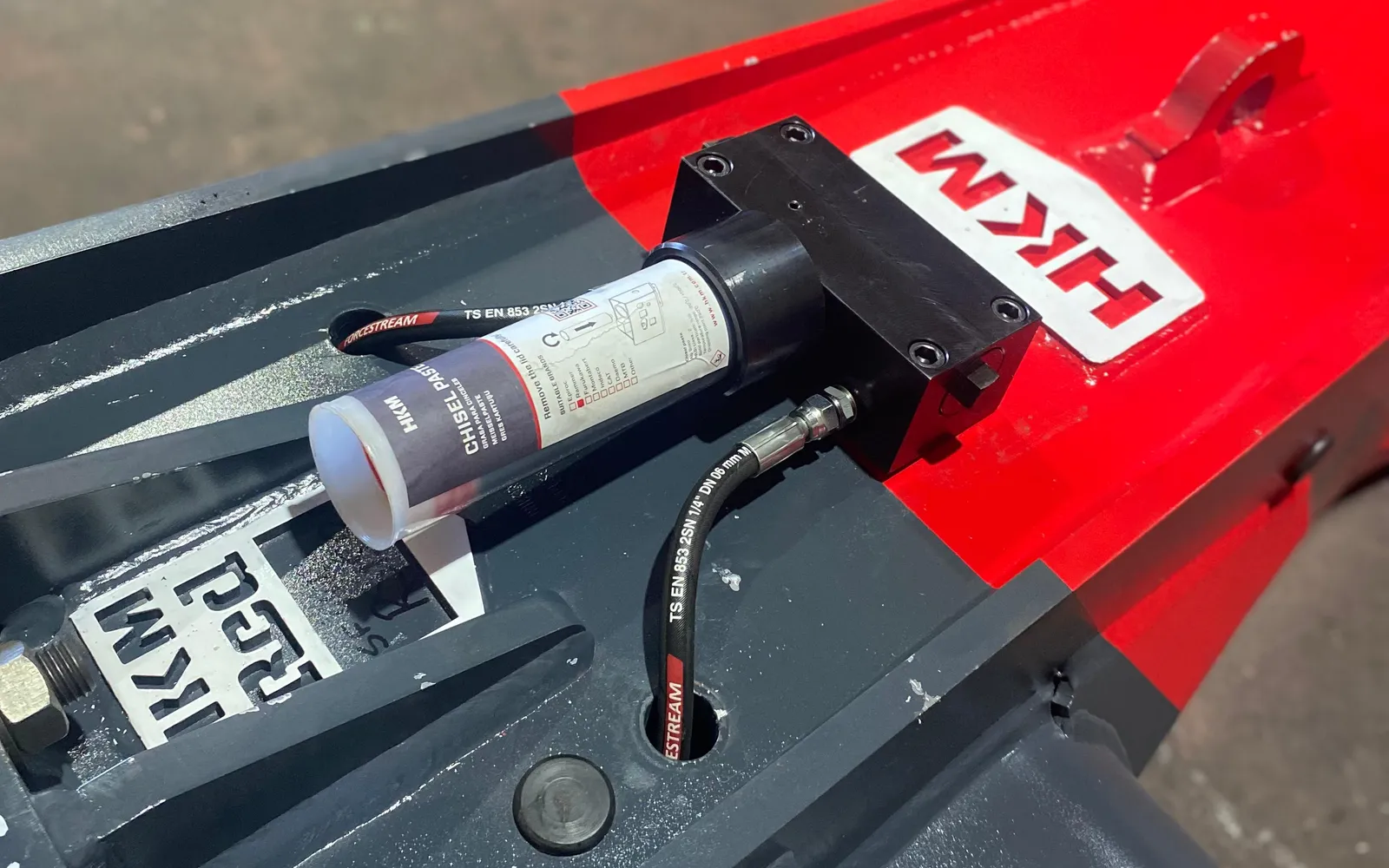 Kırıcı üzerine monte SolidLube otomatik yağlama istasyonu pompası