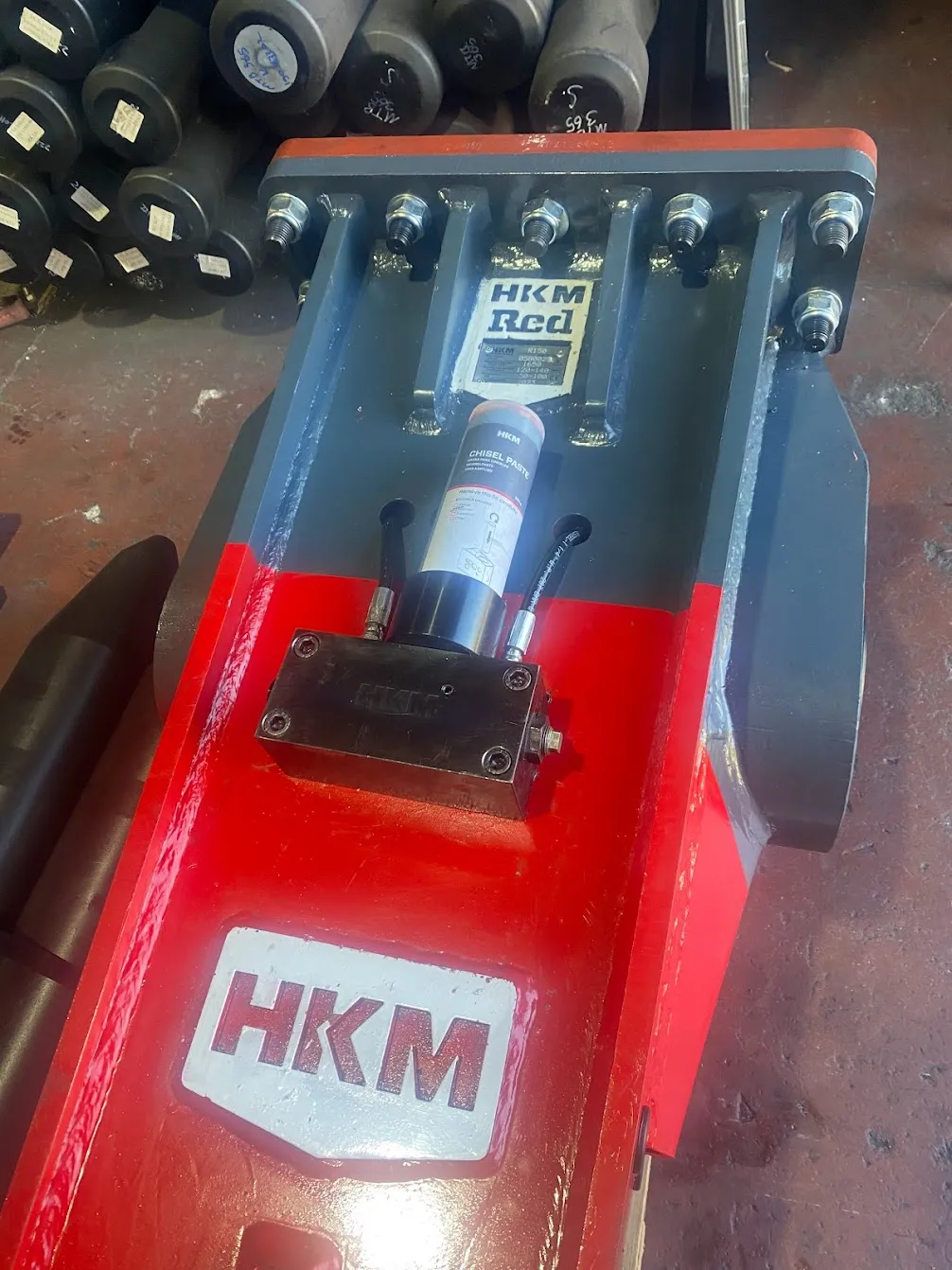 Ekskavatör koluna bağlı kırıcı üzerinde çalışan SolidLube otomatik yağlama istasyonu