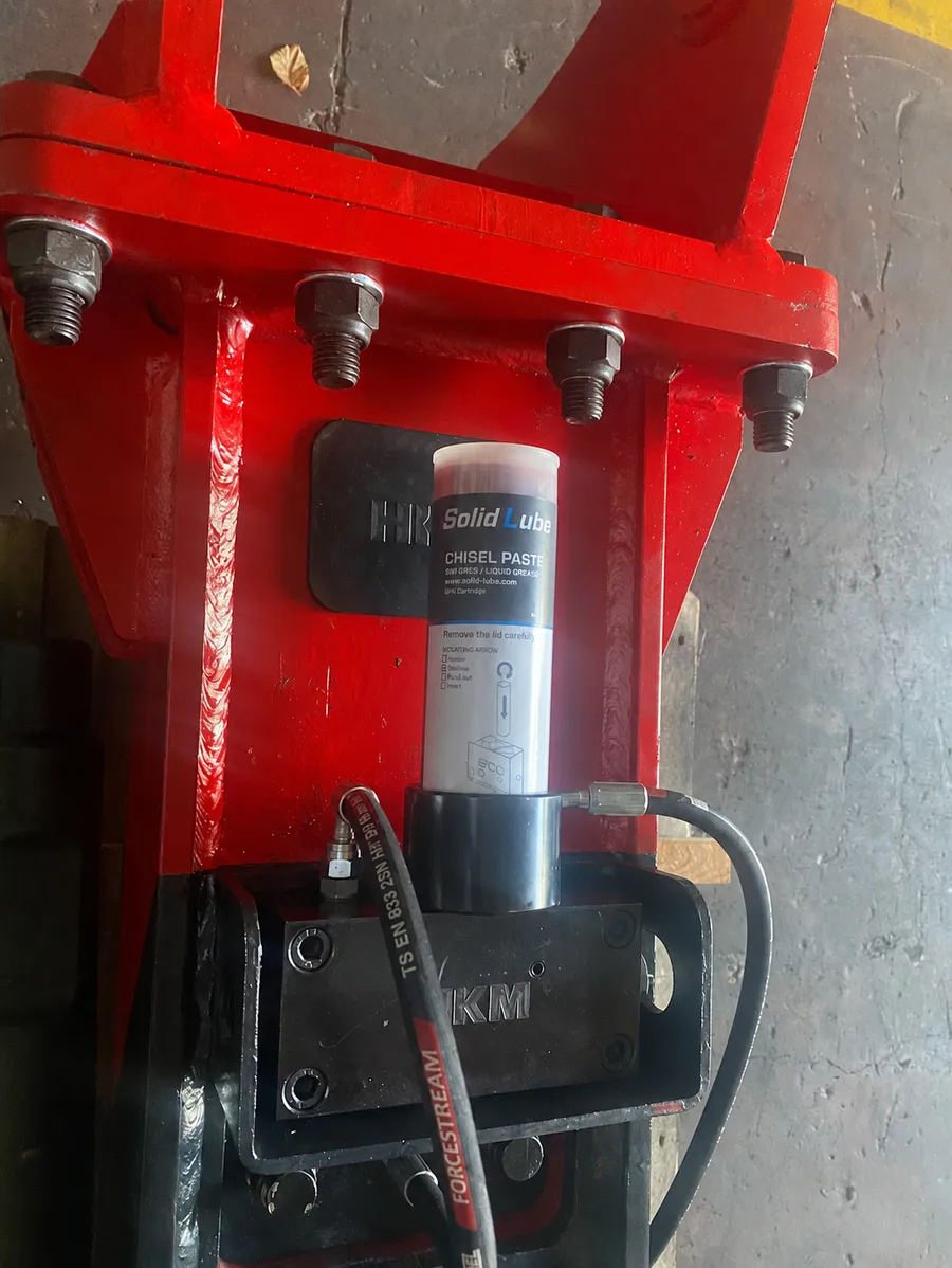 Farklı marka bir hidrolik kırıcıya monte edilmiş SolidLube otomatik yağlama istasyonu
