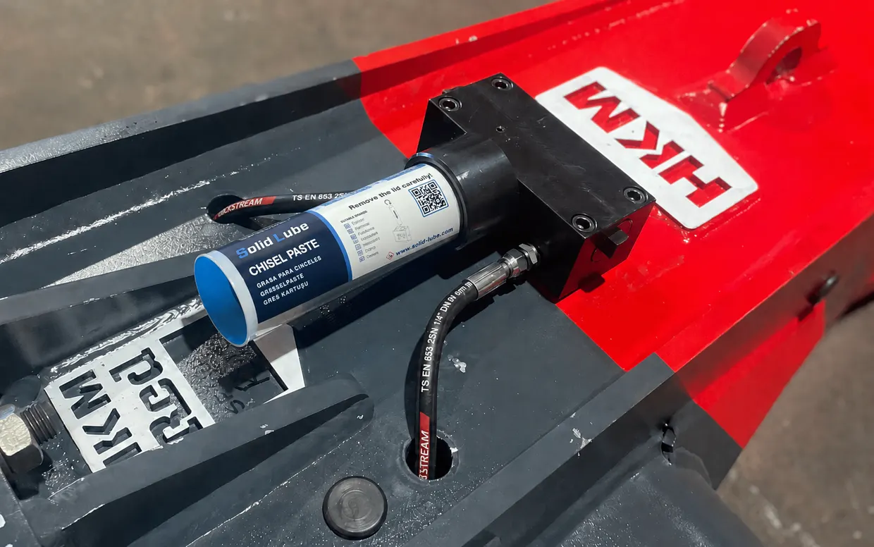 Farklı marka bir hidrolik kırıcıya monte edilmiş SolidLube otomatik yağlama istasyonu
